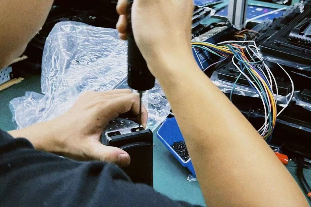 Technicus voert een testbanktest uit op een voertuigspecifiek digitaal instrumentenpaneel tijdens een garantiecontrole