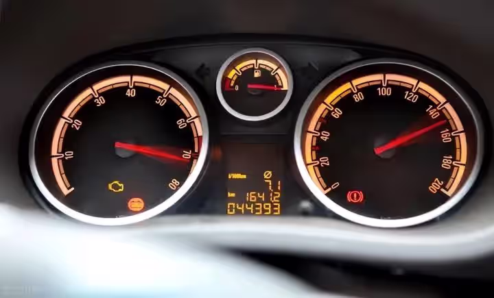 Traditioneel analoog auto-instrumentenpaneel met mechanische snelheidsmeter en toerenteller