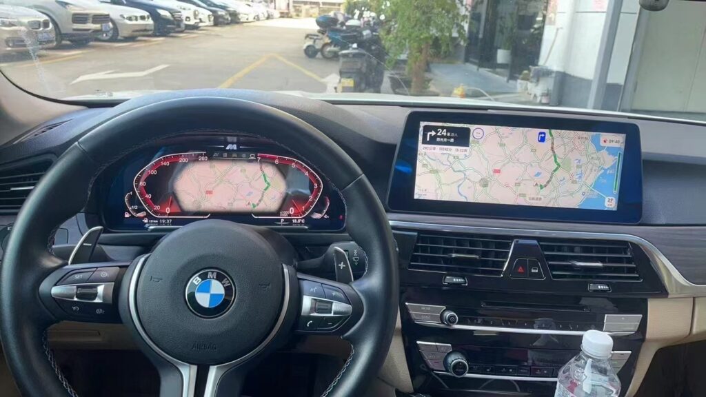 BMW F32 digitaal cluster geïnstalleerd in originele dashboardpositie