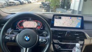 BMW F32 digitaal cluster geïnstalleerd in originele dashboardpositie