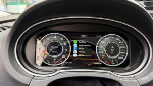 Digitaal cluster geïnstalleerd in een Audi A3 8V met CarPlay-menu